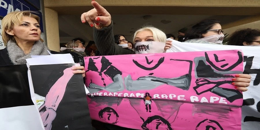 Οργή στη Βρετανία για την καταδίκη της 19χρονης – Εκστρατεία #BoycottCyprus